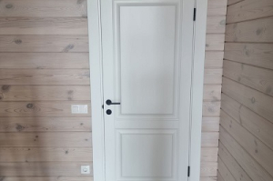 Белые межкомнатные нестандартные двери в квартире в Новосибирске (Морозово)
